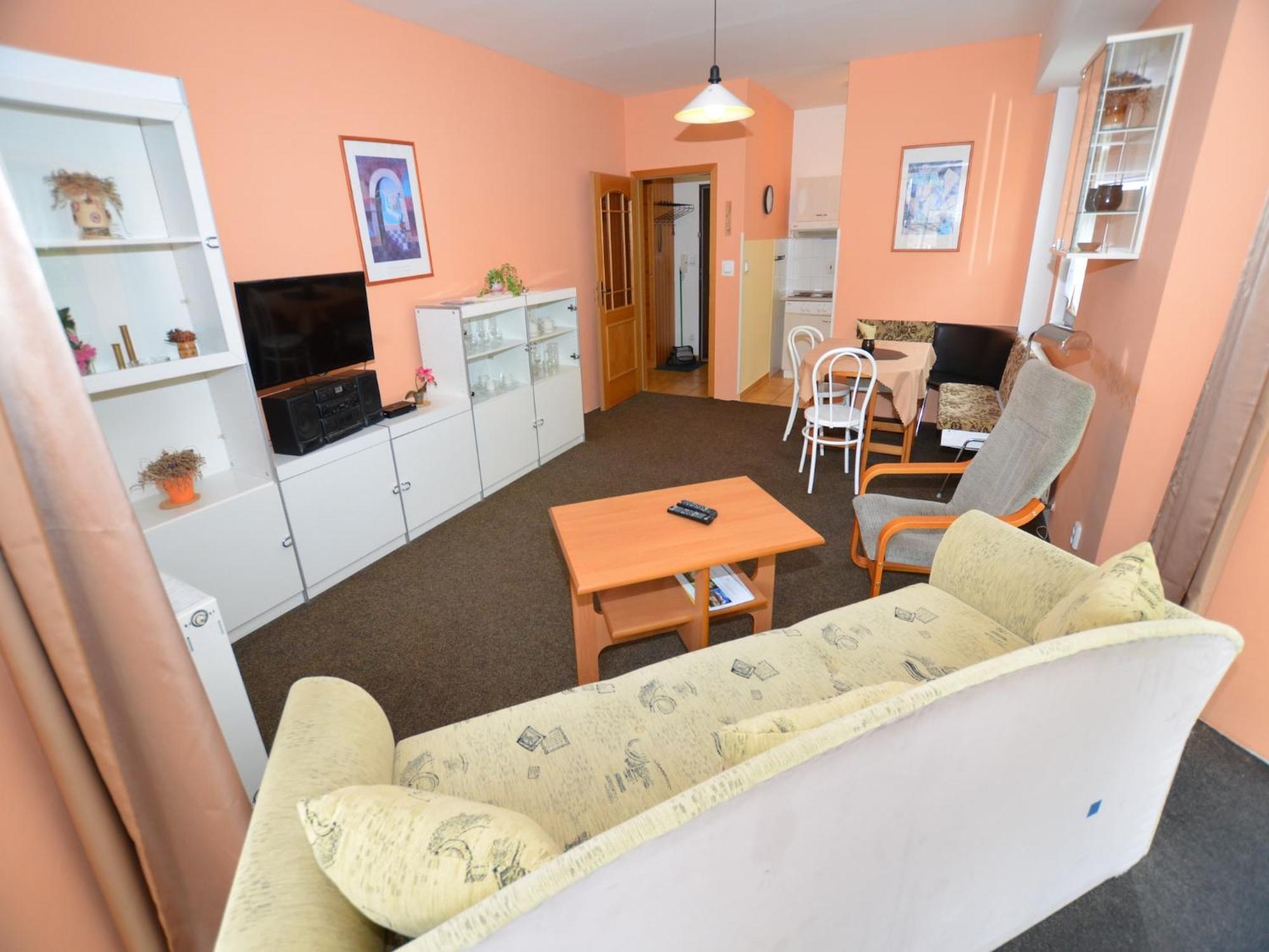 Snug Apartment In Jachymov Near Ski Area Buitenkant foto